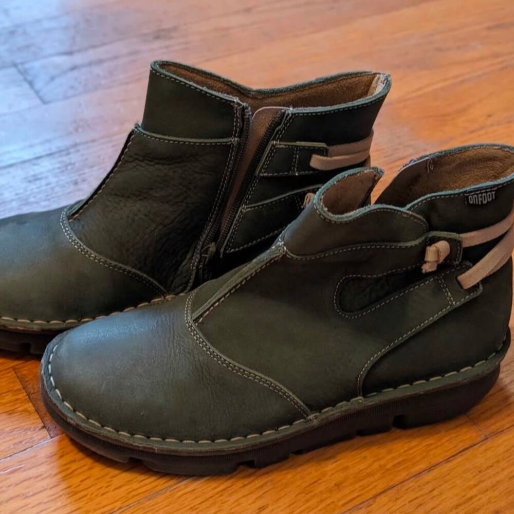 On Foot Women's Boots
